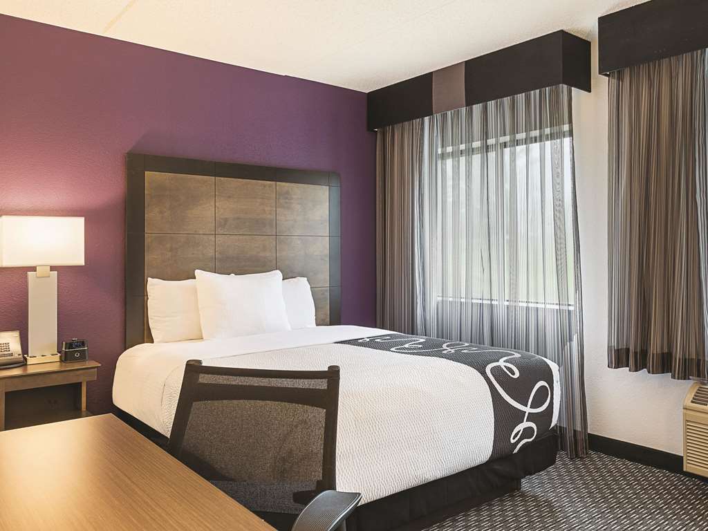 La Quinta Inn & Suites by Wyndham Baltimore BWI Airport - photo 25