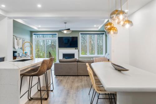 Jewel of Blue Mountain Walk to Ski and Village EV plug in Unknown City, Canada