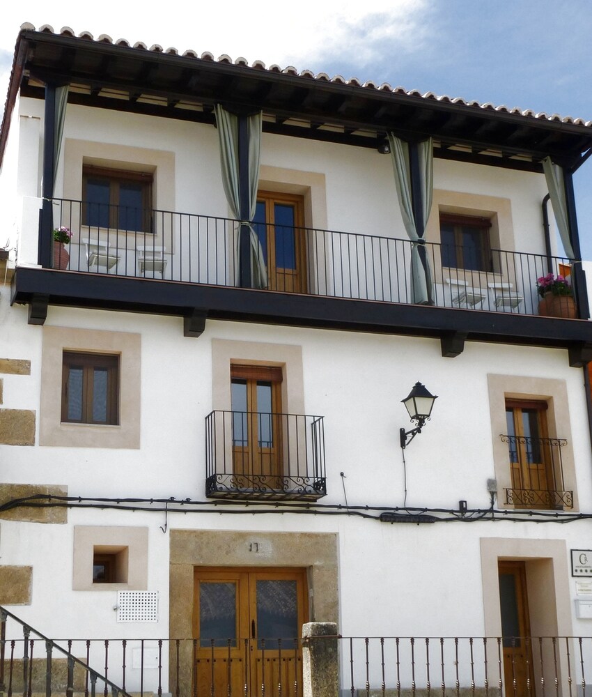 Apartamentos Rurales Entre Fuentes — 4-Star Luxury Hotel in Aldeanueva De La Vera, Spain