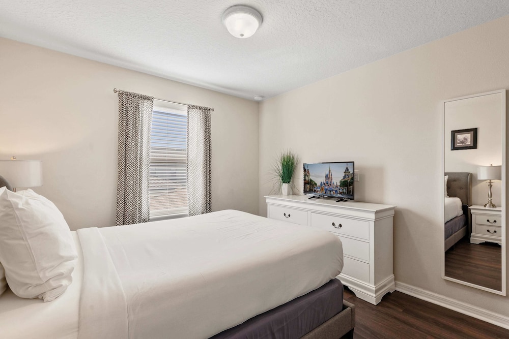 Beautiful Townhome With Splash Pool and Game Room - photo 33