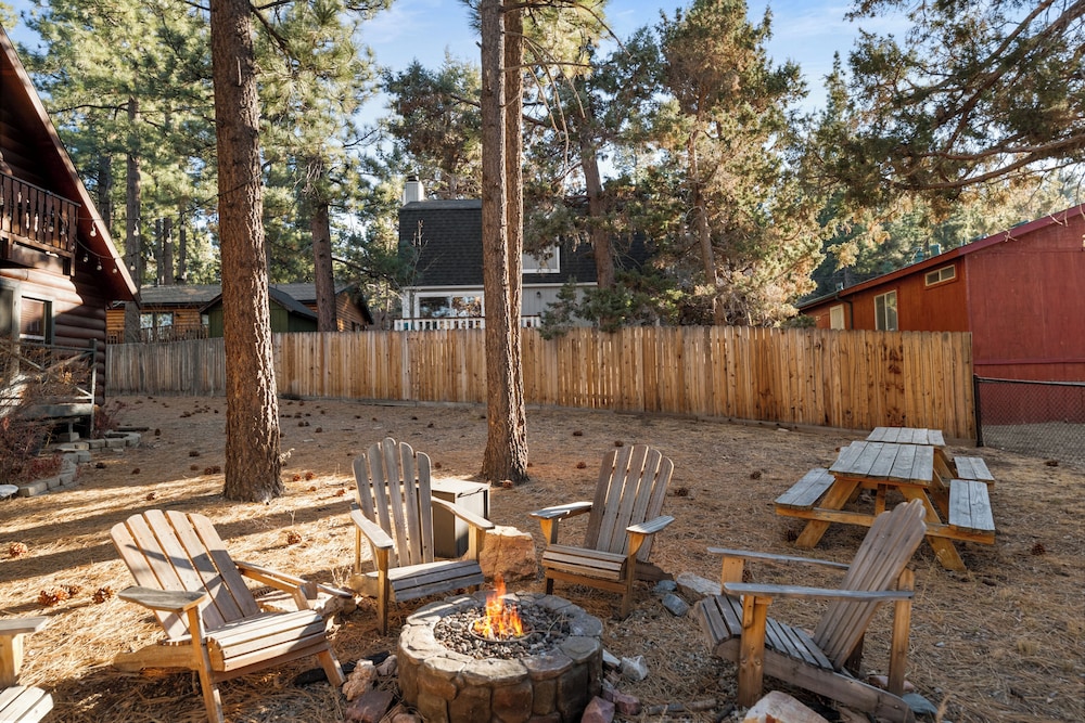 Fox Cabin Central Location Fireplace Deck Barbecue — 4-Star Luxury Hotel in Big Bear City, United States