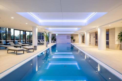 Modern Homy 1B1B APT Pool Gym Cinema Westfield Cafe — 4-Star Luxury Hotel in Phillip, Australia