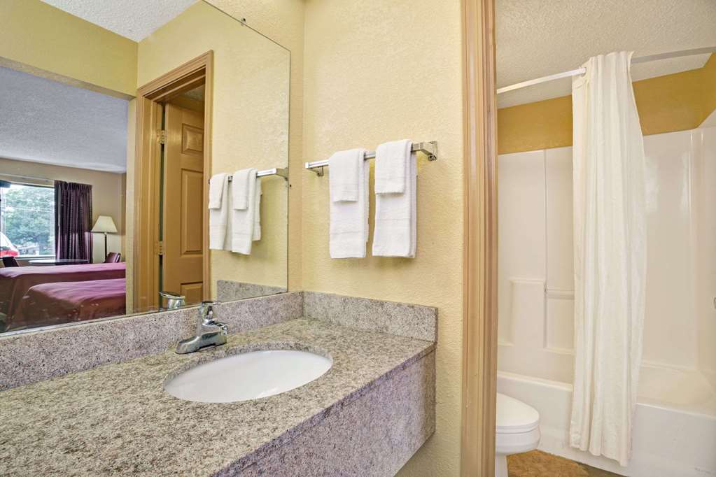 Travelodge by Wyndham Forest Park Atlanta South - photo 12