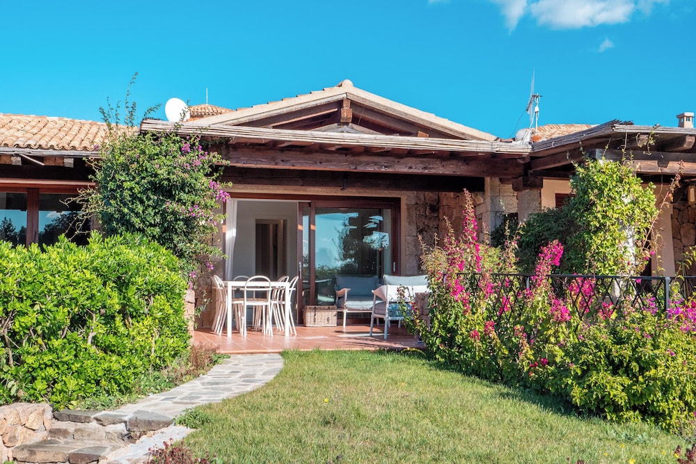 Villa Valentina 250m From The Beach — 4-Star Luxury Hotel in San Teodoro, Italy