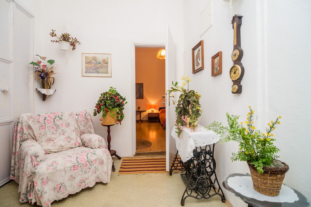 Ana's Apartments