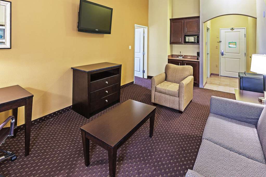 La Quinta Inn & Suites by Wyndham Alvin - photo 28