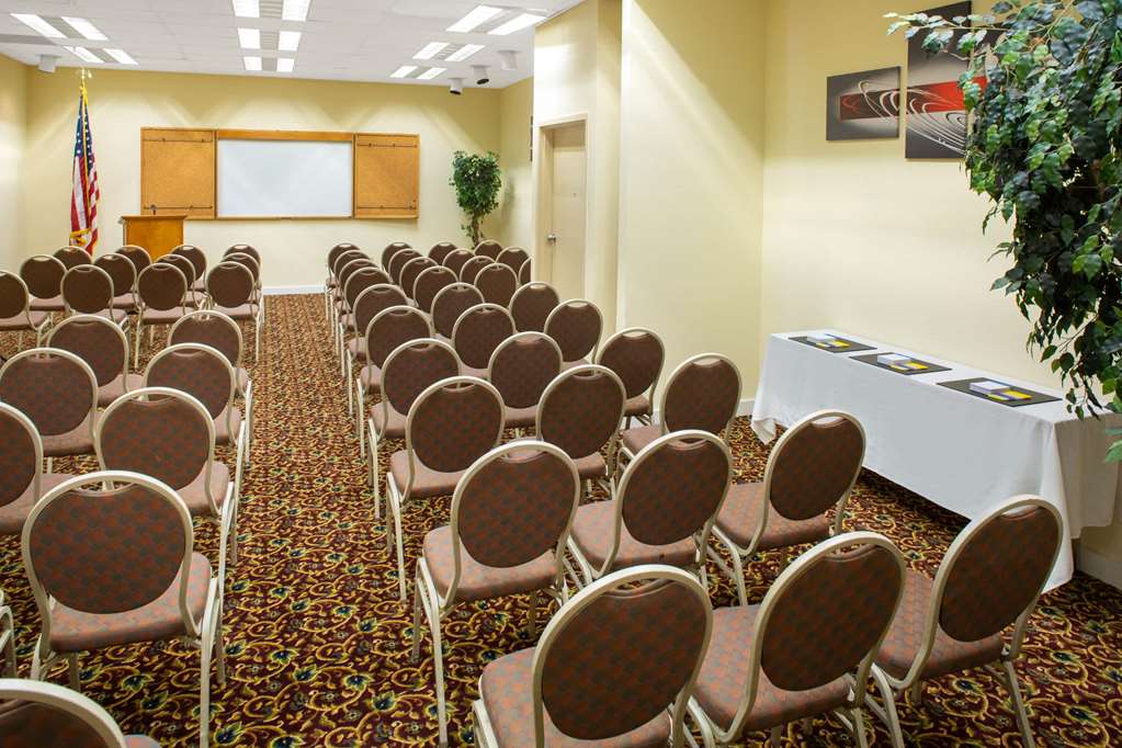 Days Inn & Suites by Wyndham Tallahassee Conf Center I 10 - photo 22
