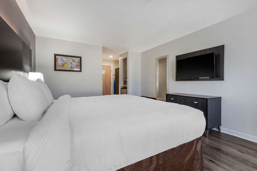 Econo Lodge at the University - photo 16