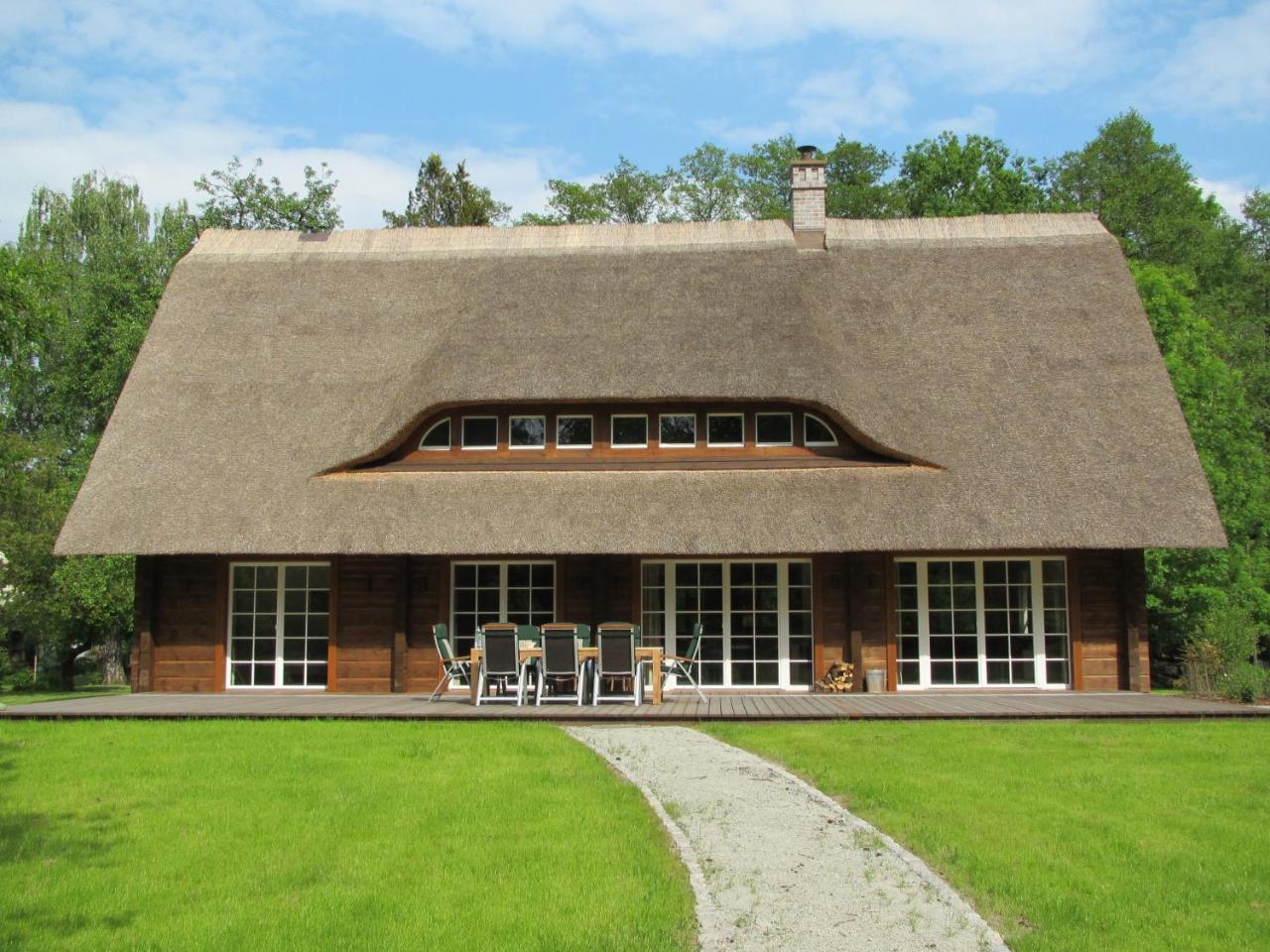 Exklusives Holzhaus — Burg