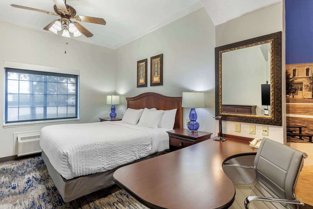 Clarion Pointe Sulphur Springs - photo 22