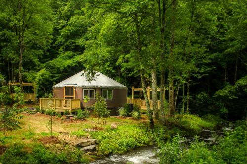 Creekside Cove Luxury Yurt w Hot Tub in Nantahala — 4-Star Luxury Hotel in Topton, United States