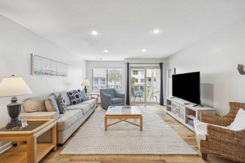 Charming Condo Overlooking Pool Minutes to Beach — 4-Star Luxury Hotel in Hilton Head Island, United States