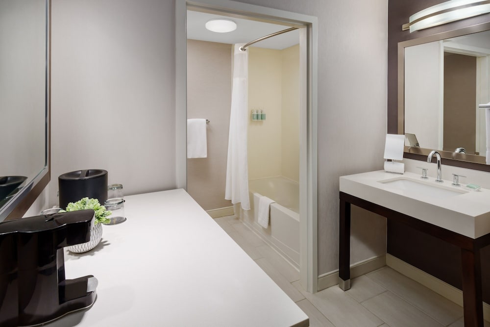 Courtyard by Marriott Manchester Boston Regional Airport - photo 20