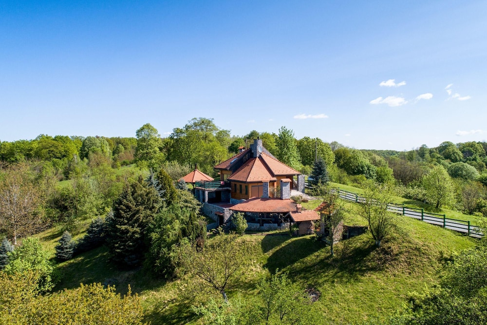Hunting Lodge Happy Rentals — 4-Star Luxury Hotel in Velika Pisanica, Croatia