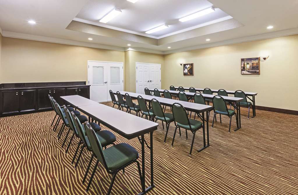 La Quinta Inn & Suites by Wyndham Pearland Houston South - photo 36