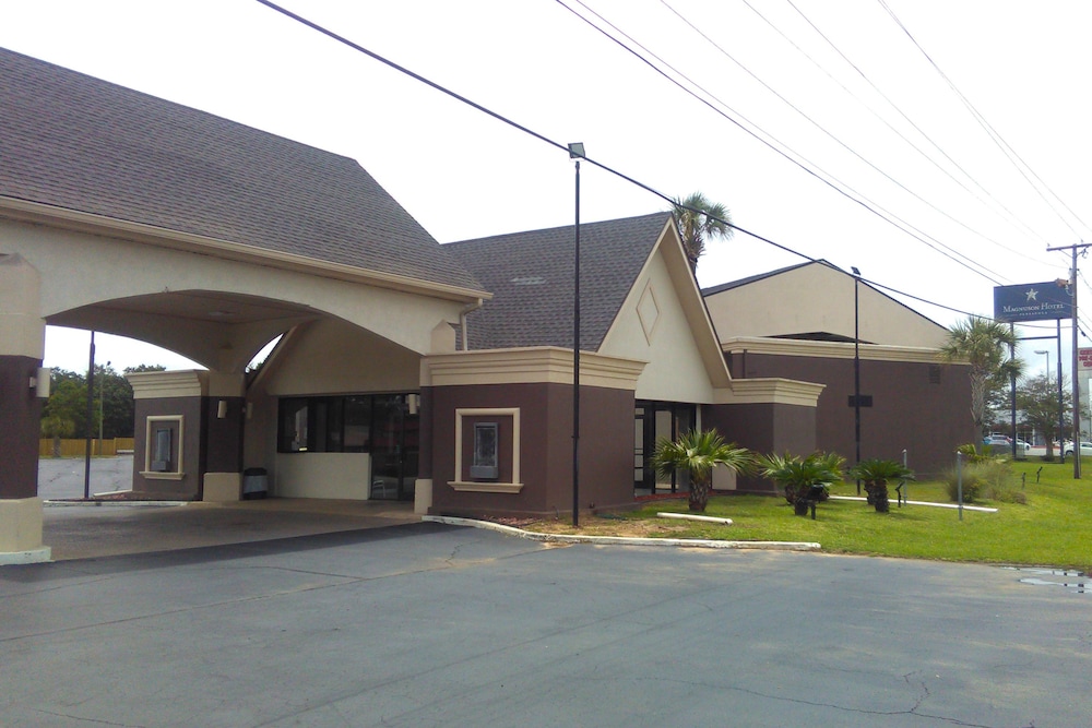 Baymont by Wyndham Pensacola - photo 2