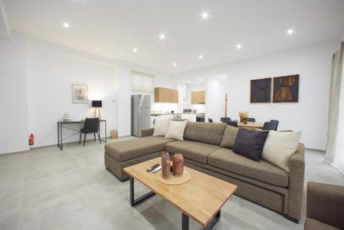 ARIS Kallithea Big & Bright 3 Bedroom Apartment — 4-Star Luxury Hotel in Athens, Greece