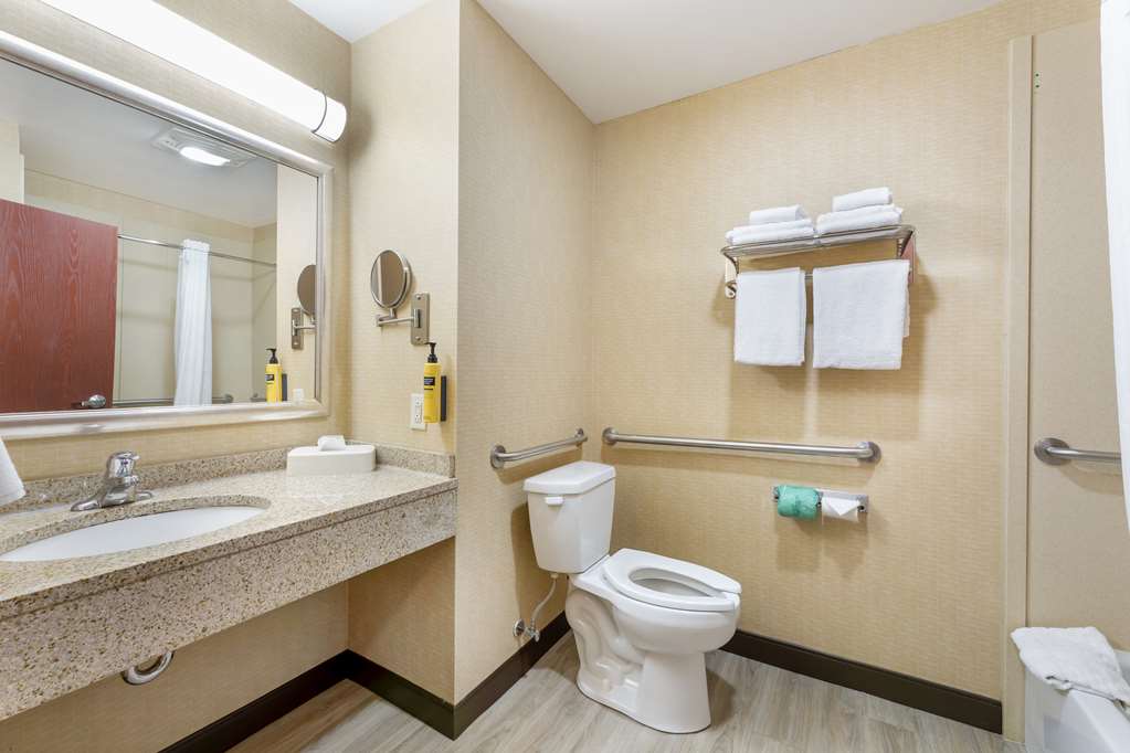 Best Western Plus Victor Inn & Suites - photo 34