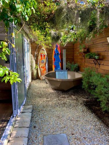 Modern Spacious Cottage with Hot Tub Flora Studio — 4-Star Luxury Hotel in Hermanus, South Africa