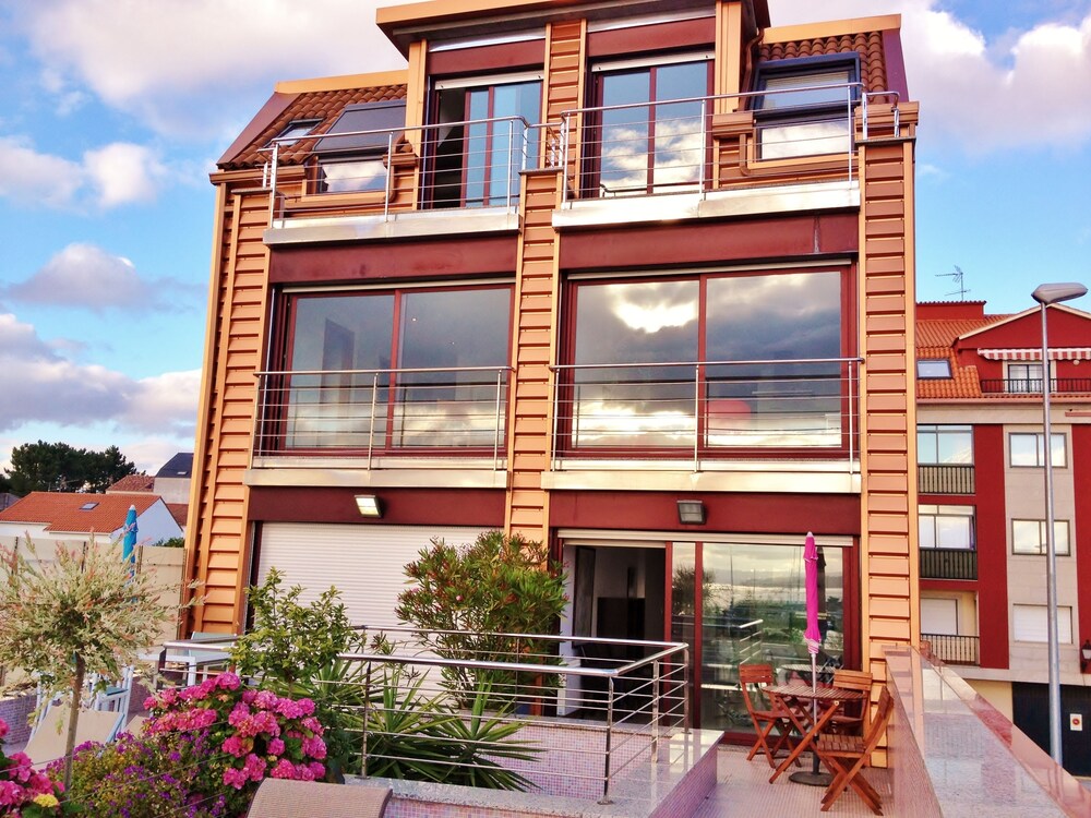 Apartamentos Puerto Basella — 4-Star Luxury Hotel in Vilanova De Arousa, Spain