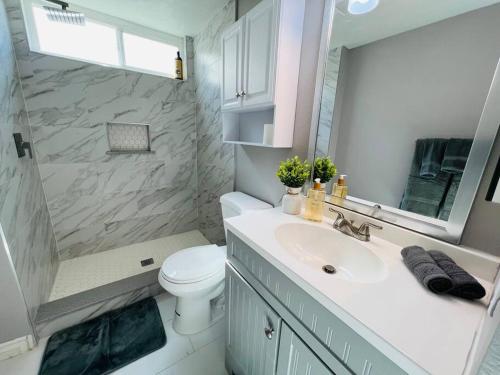4BR Family Home Private Pool & BBQ Near Strip