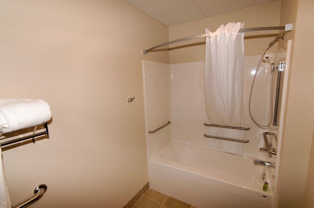 Cobblestone Inn & Suites Denison Oak Ridge - photo 49