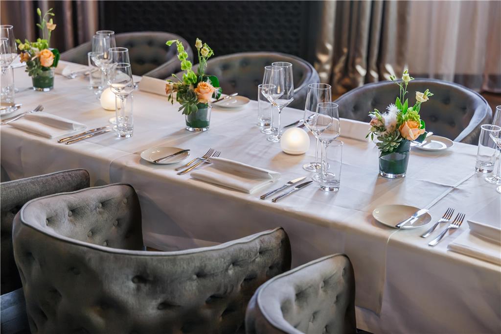 Park Plaza Lounge Dinner Setting Detail