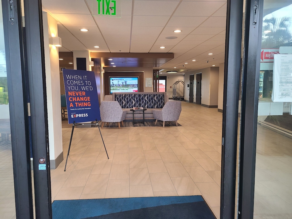 Holiday Inn Express & Suites Ft. Lauderdale N Exec Airport an IHG Hotel - photo 3