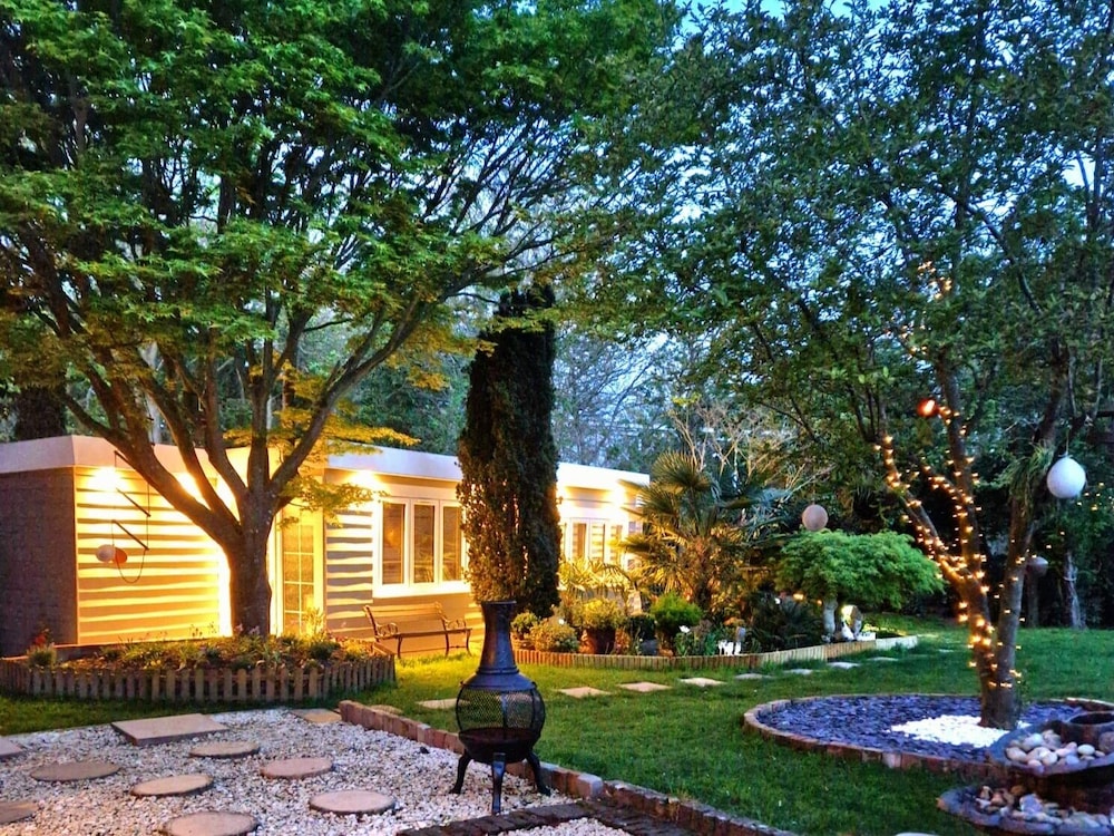 1 Bed Cottage Museum View Garden Free Parking 18335846 — Weybridge