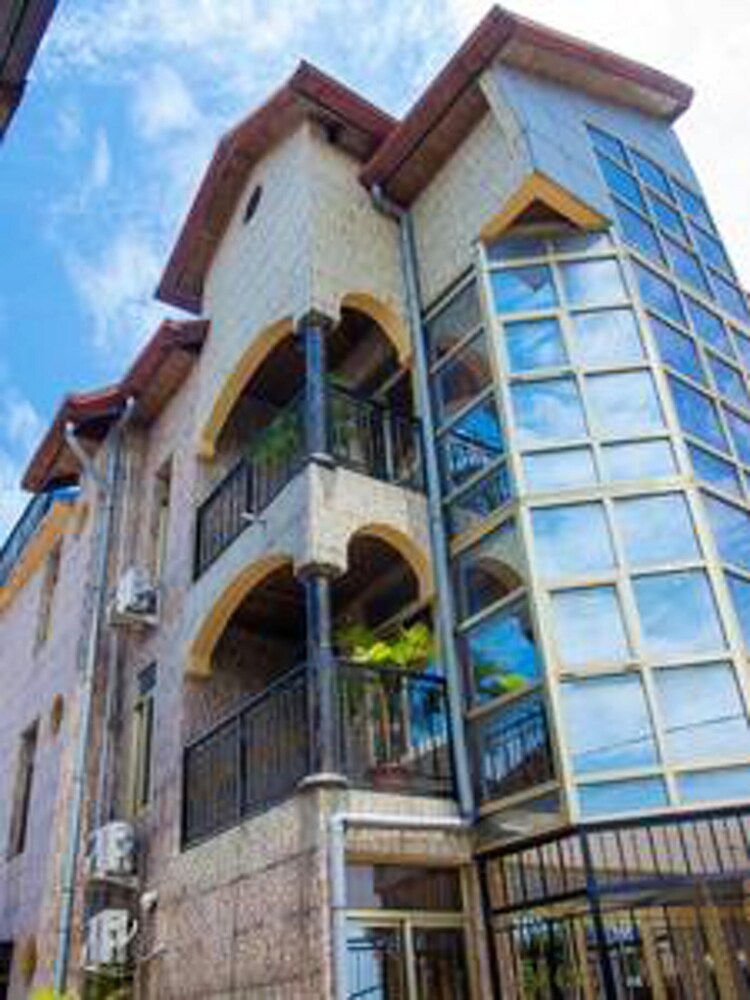 Appartement spacieux à Kinshasa avec balconELv — 4-Star Luxury Hotel in Kinshasa, Democratic Republic of the Congo