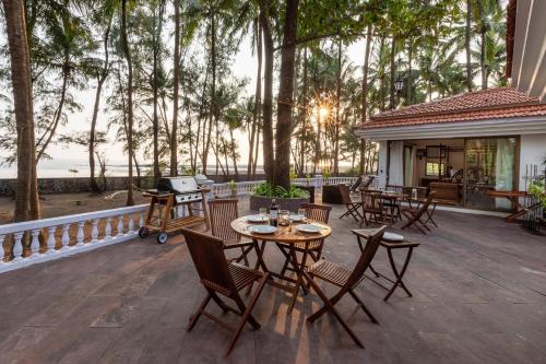 Casa Del Mer by StayVista Nearby beach with sea view rooms & coconut farm — 4-Star Luxury Hotel in Murud, India