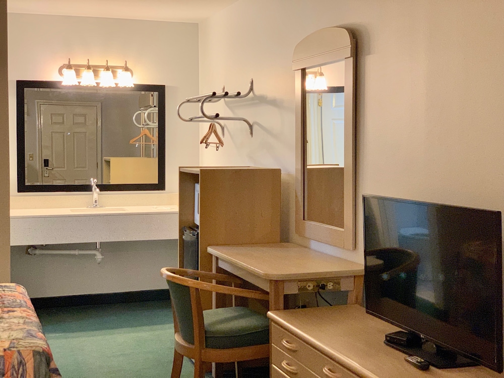 Key West Inn Childersburg - photo 14
