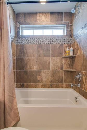 Modern 3 King Belmont Retreat with 2 Living Rooms Walk to Belmont & Vanderbilt Near Music Row The Gulch & 12 South Large Dining Table Smart TVs Parking 24 Hr Hospitality — 4-Star Luxury Hotel in Nashville, United States