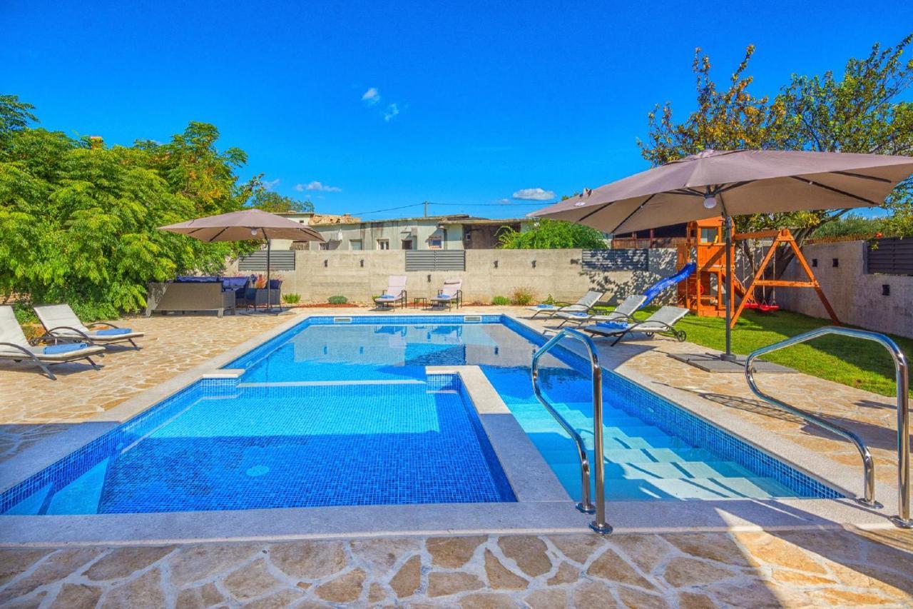 Holiday Home Tower with private pool sauna and quads — hotel in Benkovac