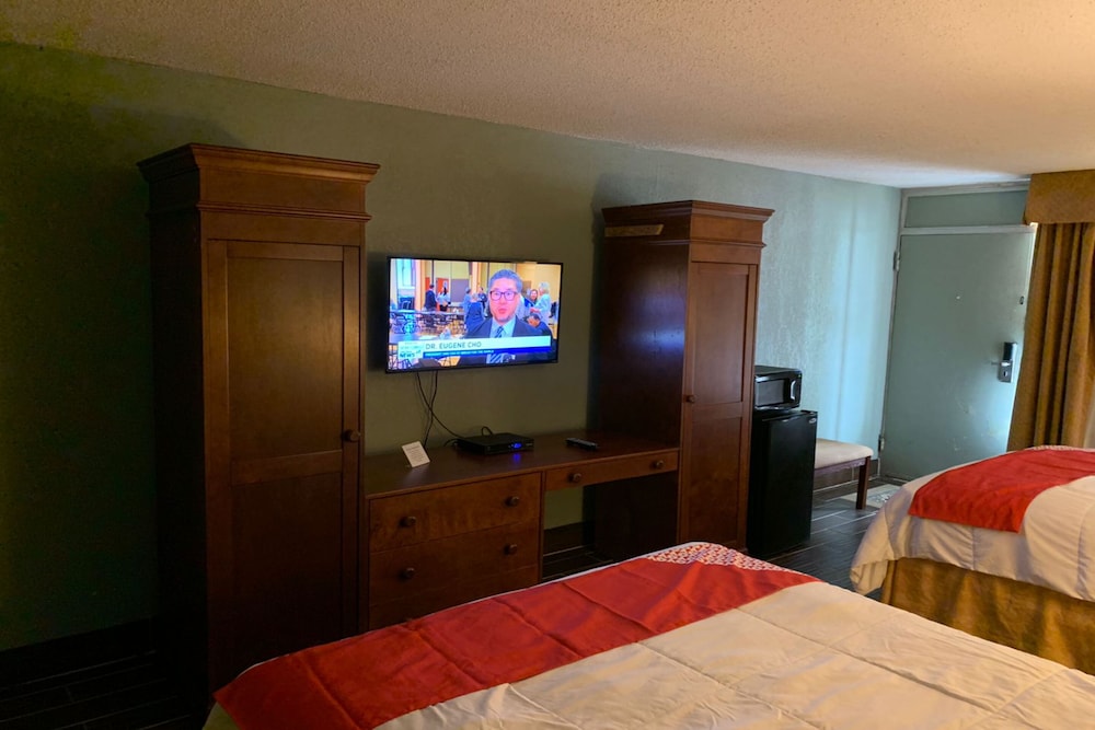 OYO Hotel Dundee By Crystal Lake - photo 17
