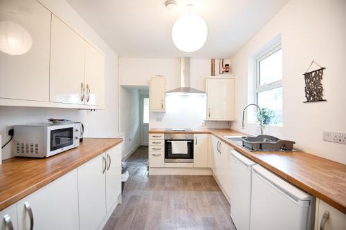 5 Bed 2 Bath Ideal For Work Crews 19340580 — Port Talbot