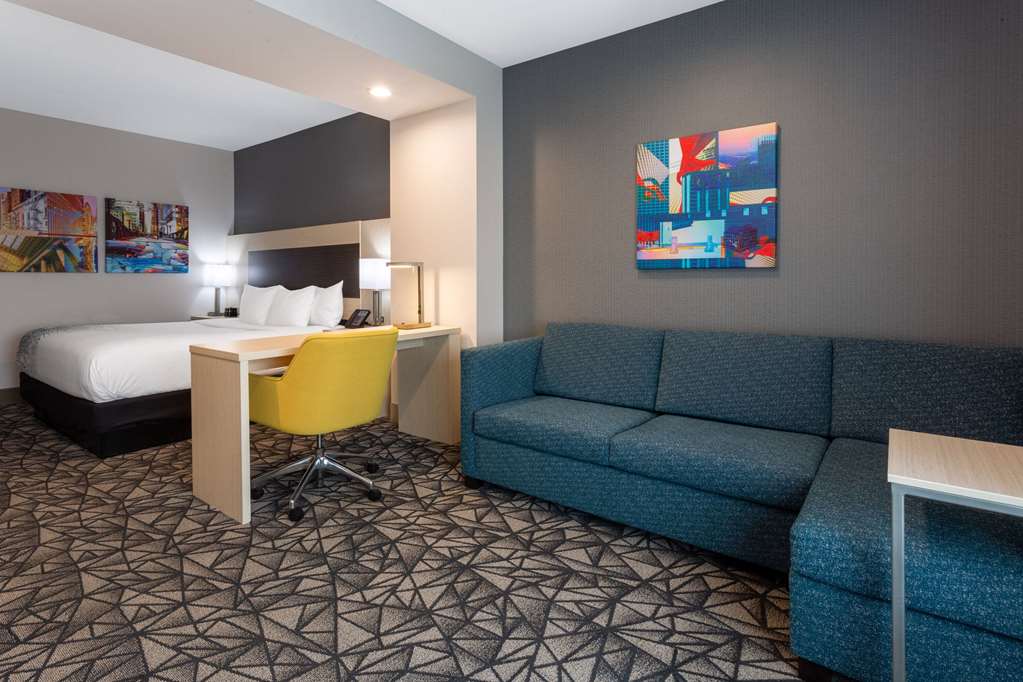 La Quinta Inn & Suites by Wyndham Shorewood - photo 24