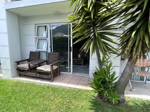 Hout Bay Haven close to beach and shops
