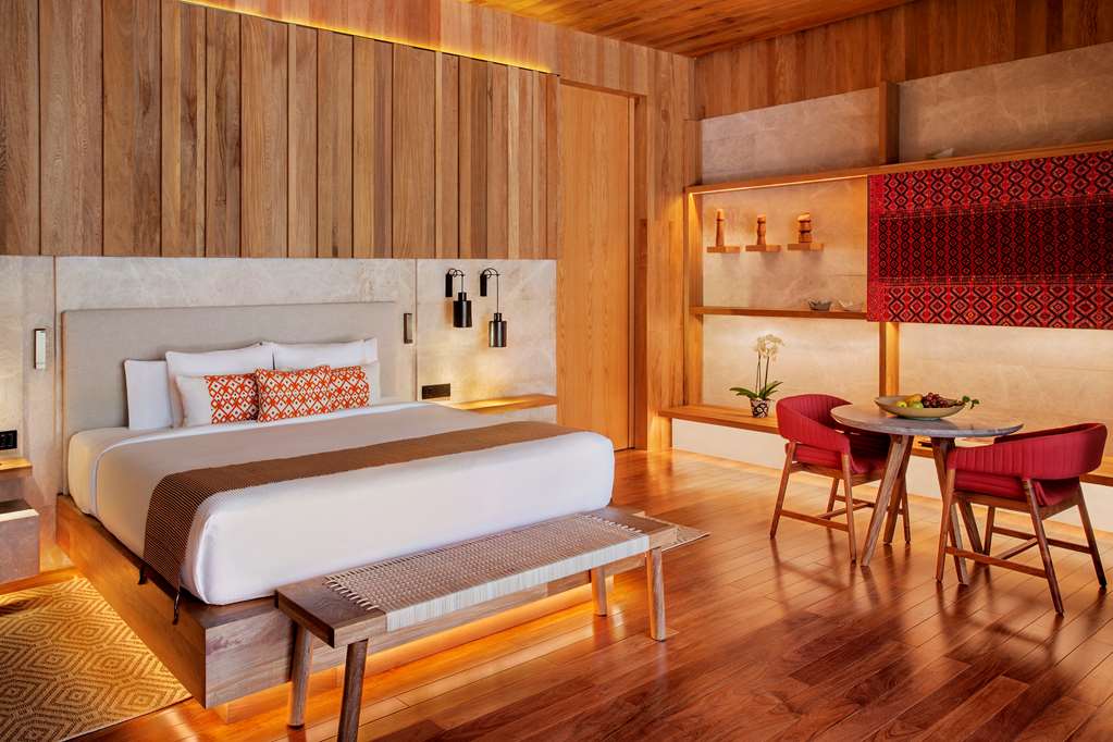 Beachfront Lanai Pool Suite - Bedroom