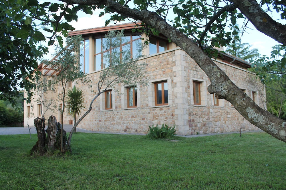Casa Rural La Flor del Naranjo — 4-Star Luxury Hotel in Cadalso, Spain