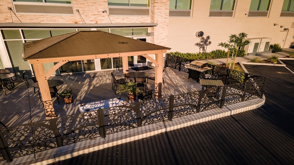 Holiday Inn Express & Suites Chico by IHG - photo 25