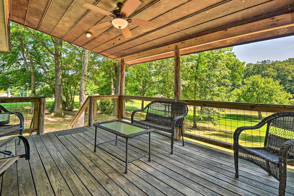 Cabin in Resort Half Mi To Guntersville Lake in Guntersville, United States