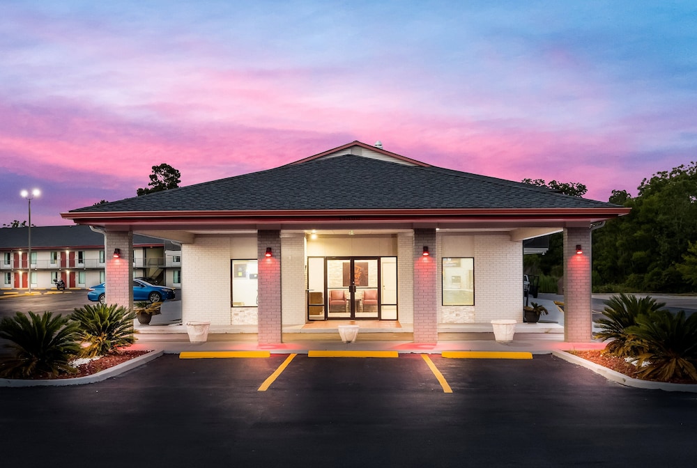 Red Roof Inn & Suites Thomasville - photo 30