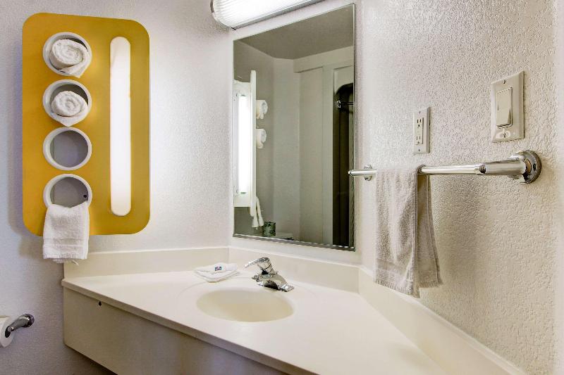 Super 8 by Wyndham Aurora East - photo 7