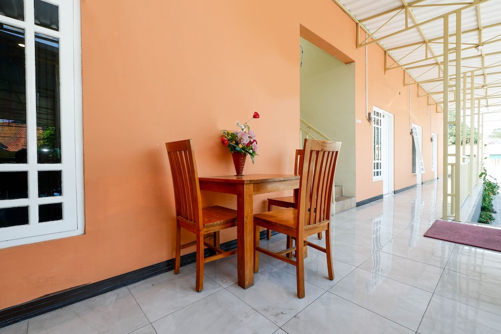 Oyo 1835 Kostel Wood — Semarang