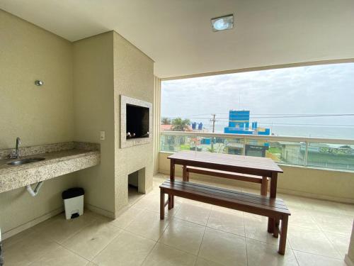 140 Lindo apartamento com 03 dormitórios Com Vista Mar