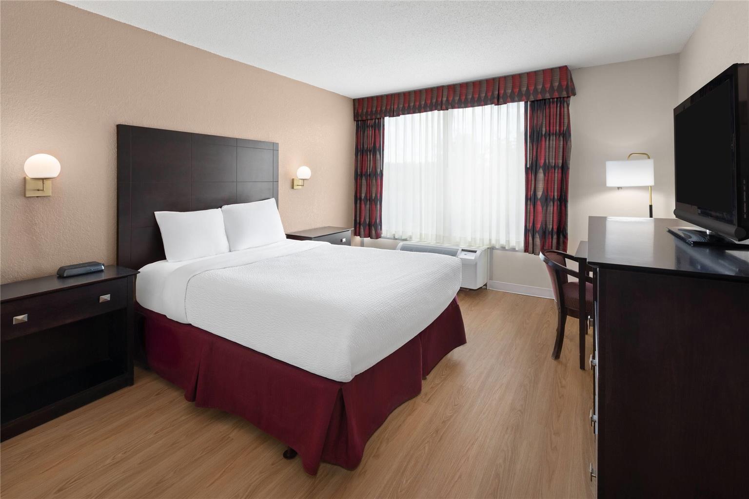 Quality Inn & Suites - photo 18
