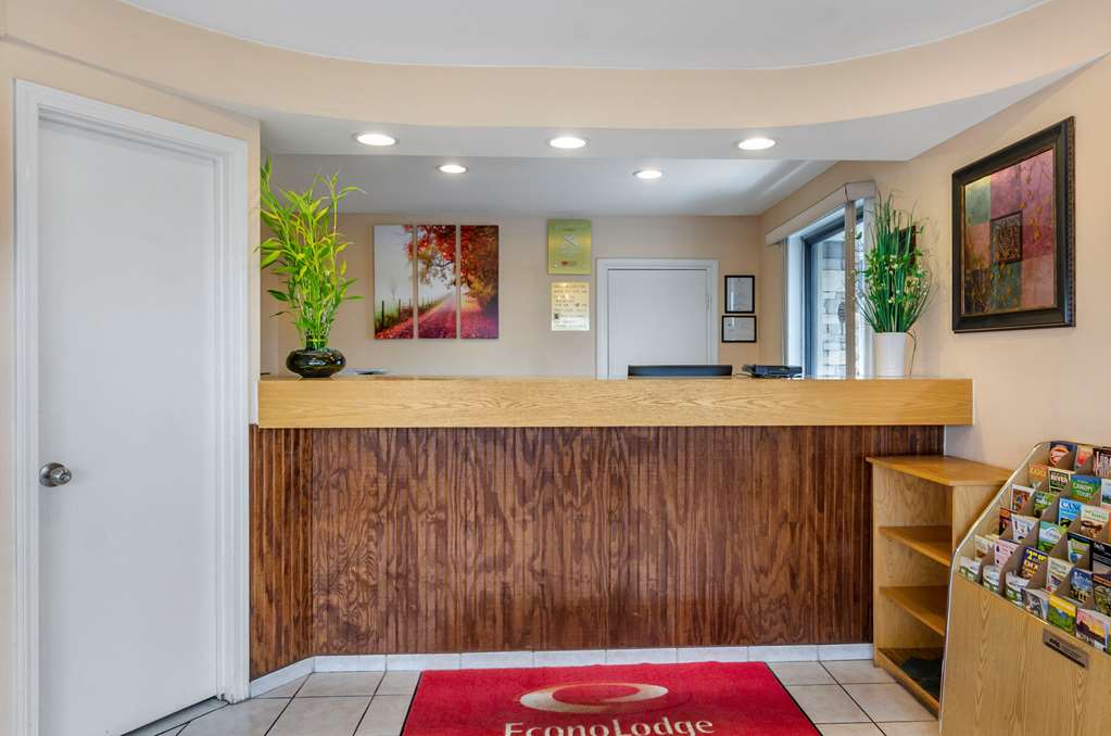 Econo Lodge Civic Center - photo 5