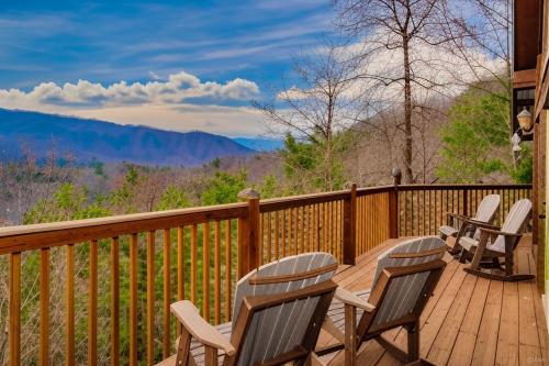 Cabin Of Many Colors Hot Tub Mtn Views Cozy Cabin Retreat in the Smokies Comfort & Fun for All — 4-Star Luxury Hotel in Sevierville, United States