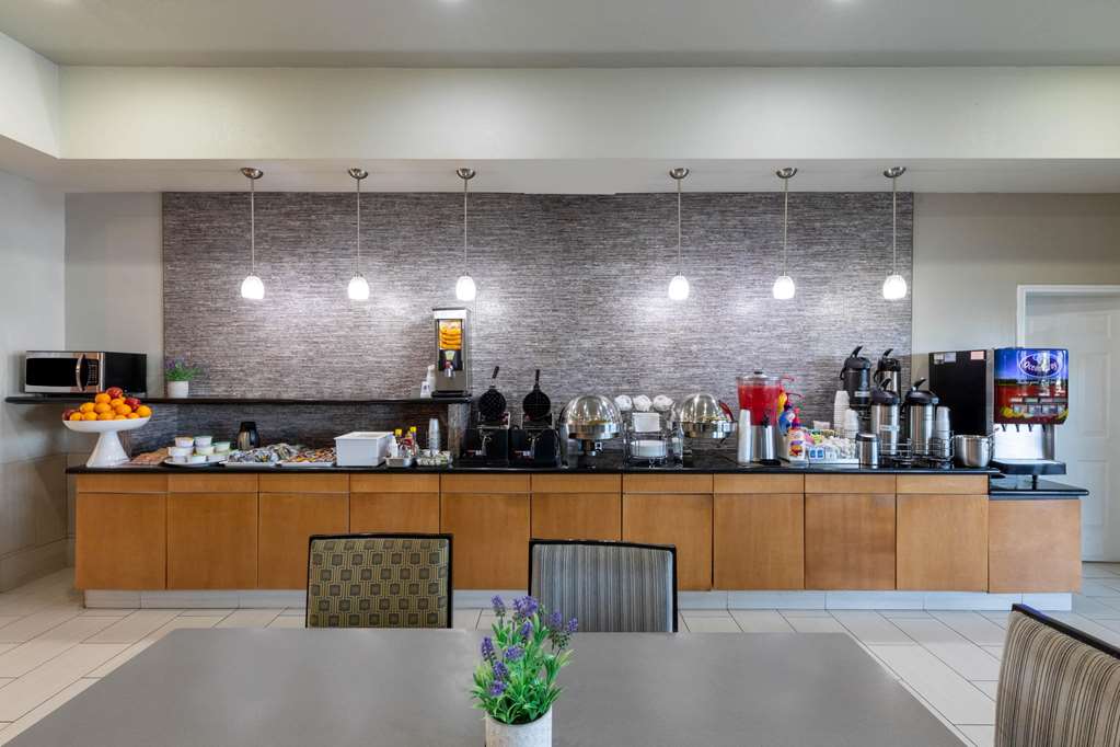 La Quinta Inn & Suites by Wyndham Laredo Airport - photo 48